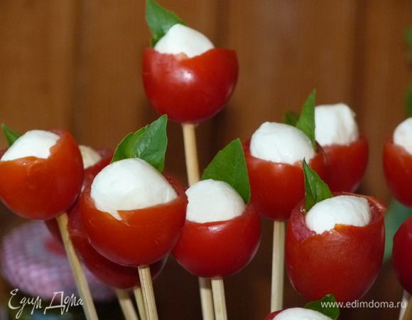 Нанизать на шпажки . Для этой подачи салата хорошо подойдут чуть недозревшие томаты,  твердые, у меня чуть перезревшие, мягкие, получилось не очень аккуратно.