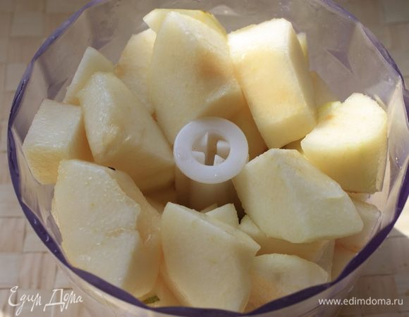 Очистите груши от кожуры и косточек, нарежьте на кусочки и измельчите в блендере до однородного пюре. Замочите желатин в холодной воде и оставьте набухать.