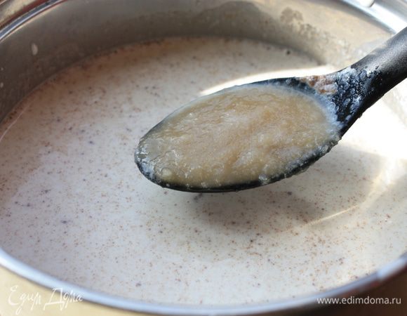 Перелейте сливки в сотейник и доведите до кипения на среднем огне. Снимите сливки с огня, добавьте корицу и введите желатин, дайте ему полностью раствориться. 