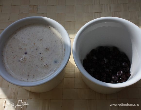 Выложите в сливки грушевое пюре, размешайте для однородности. В форму выложите свежую чернику и залейте сливочной смесью. Отправьте будущую панна котту в холодильник на 3 — 4 часа до полного застывания.

Перед подачей буквально на несколько секунд опустите формы в горячую воду, чтобы панна котту легче было извлечь. 

Подавайте с фруктами! 