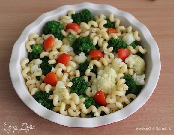 Добавить нарезанные дольками небольшие помидоры.