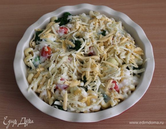 Посыпать тертым сыром. Запекать в духовке при 170°С 30 — 35 минут.