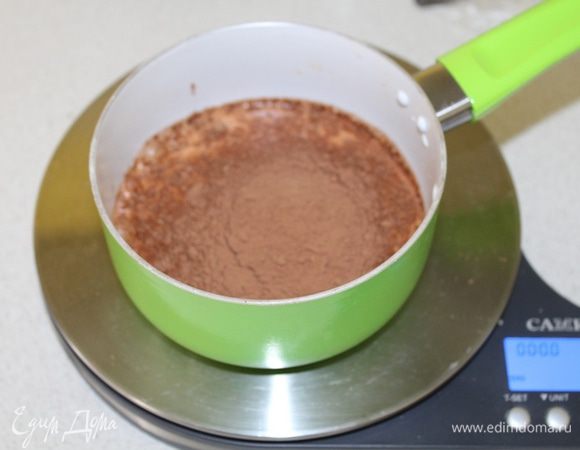 Нагреть молоко, положить туда какао, перемешать до полного растворения, снять с плиты.
