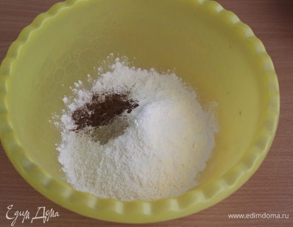 Смешать муку, разрыхлитель, соль и специи.