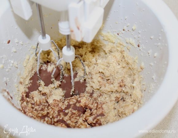 Затем постепенно попеременно добавлять остальную муку со специями и жидкое какао.