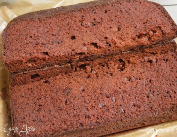 Выпекаем бисквит по рецепту www.edimdoma.ru/recipes/17392. Я делала двойную порцию и выпекала в квадратной форме на 28 см. 