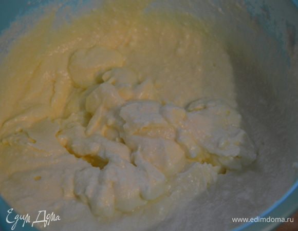 Пока бисквит печется, можно сделать крем: все составляющие взбиваем блендером до однородной массы и убираем в холодильник.