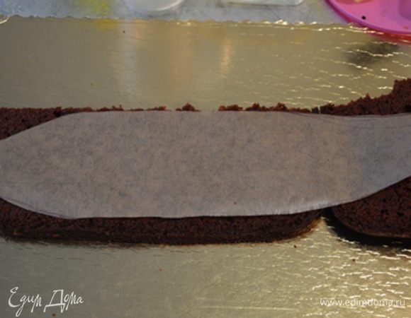 Для того, чтобы сделать лодку, я вырезала приблизительную форму из бумаги (довольно большая лодка получилась). Разрезаем бисквит на 3 части и далее по шаблону вырезаем форму.