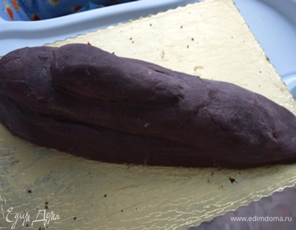 Из обрезков от торта, сгущенки и масла делаем «картошку» и ею придаем окончательную форму торту.