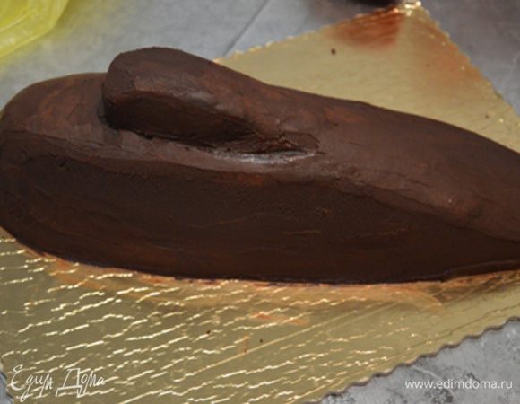 Далее выравниваем кремом ганаш и отправляем в холодильник.