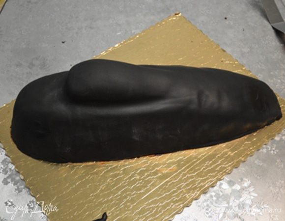 После того, как ганаш застынет, можно покрывать торт мастикой. У меня покупная, не знала, как черную сделать.