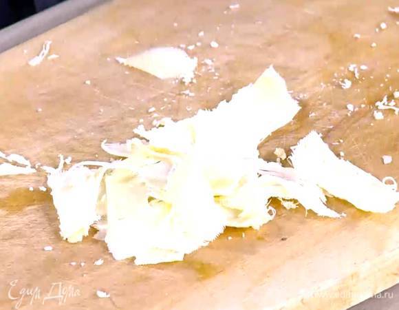 Сыр нарезать тонкими хлопьями (можно воспользоваться овощечисткой).