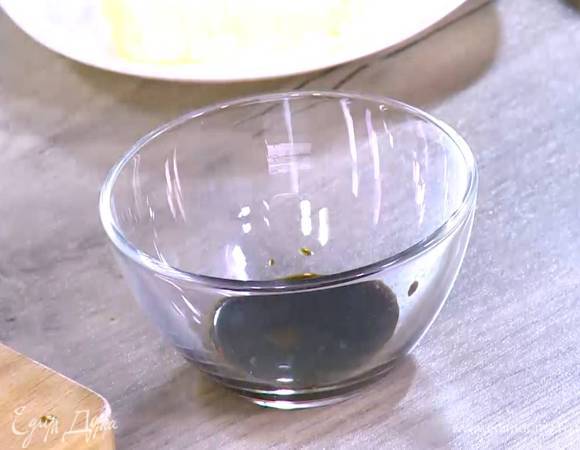 Оставшийся кленовый сироп перемешать с оставшимся бальзамическим уксусом.