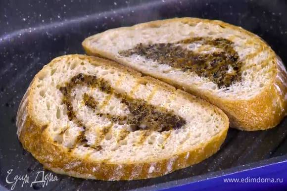 Перевернуть хлеб смазанной маслом стороной вниз, полить смесью кленового сиропа и бальзамического уксуса и переложить на тарелку.