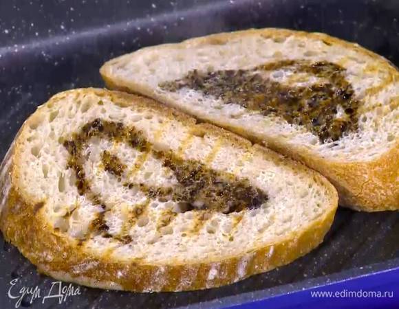 Перевернуть хлеб смазанной маслом стороной вниз, полить смесью кленового сиропа и бальзамического уксуса и переложить на тарелку.