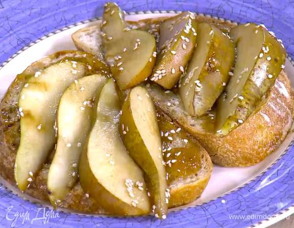 Сверху смазать тосты инжирным вареньем, посыпать оставшимся кунжутом, разложить ломтики груш и нарезанный сыр.