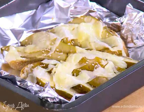 Противень выстелить пищевой фольгой, выложить тосты с начинкой и отправить под разогретый гриль на 2 минуты.