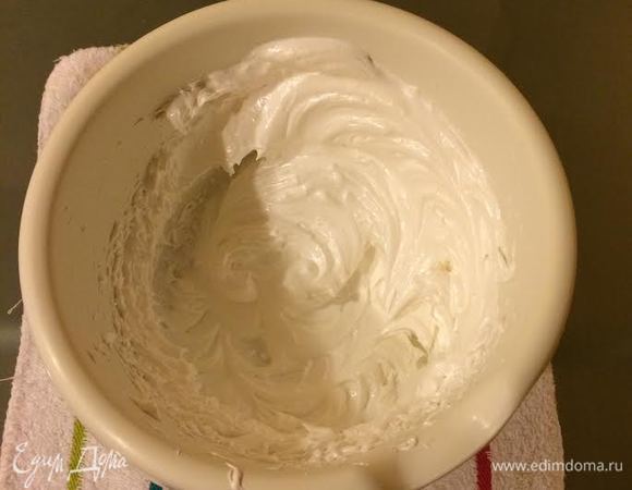 Духовку нагреть до 170°С. Яйца нужно брать большие. Белки слегка взбить, добавить винный камень и продолжать взбивать до мягких пиков. Затем начать добавлять сахарную пудру по 1 ч. л. и продолжать взбивать до твердых пиков.