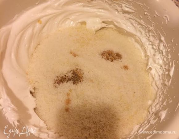 В белки добавить кокосовую стружку, измельченный миндаль, соль и ванильный экстракт.