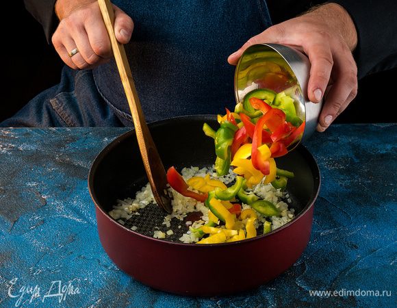 Лук и чеснок очистить, порубить и обжарить на разогретом масле до прозрачности. Добавить нарезанный полосками перец и обжарить в течении 5 мин. Хорошо помешивать все овощи в процессе приготовления.