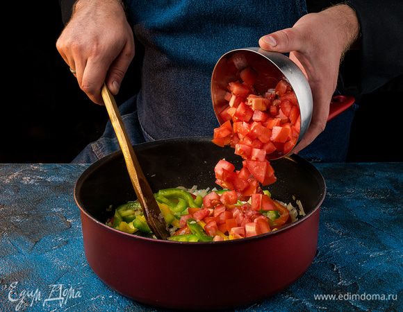 Помидоры нарезать на кусочки. Добавить к овощам томат, обжарить вместе, теперь помидоры, соль, перец, паприку и сахар. Также перемешать все.