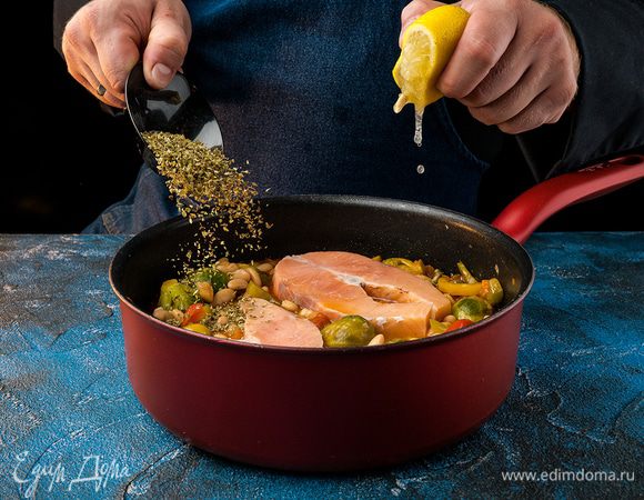 Добавить к рагу фасоль без жидкости, полить лимонным соком и посыпать орегано, накрыть крышкой и тушить 15 — 20 мин.
