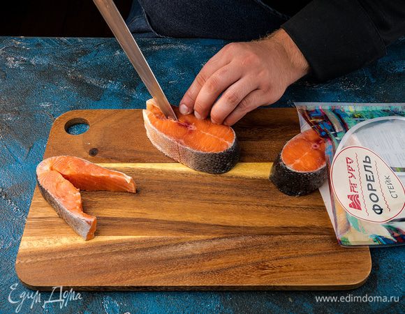 Стейки форели ополоснуть, обсушить бумажным полотенцем. Удалить хребет и все кости. Срезать под углом толстые края в области брюшка, как бы сводя их на нет, и подвернуть края во внутрь. Закрепить.
