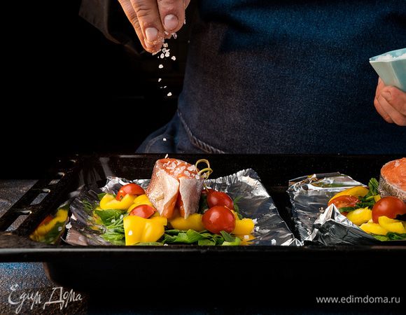 Болгарский перец нарезать мелким кубиком, черри разрезать на половинки, крупно нарезать шпинат. Подготовить два листа фольги. На одну половину выложить шпинат с болгарским перцем.
