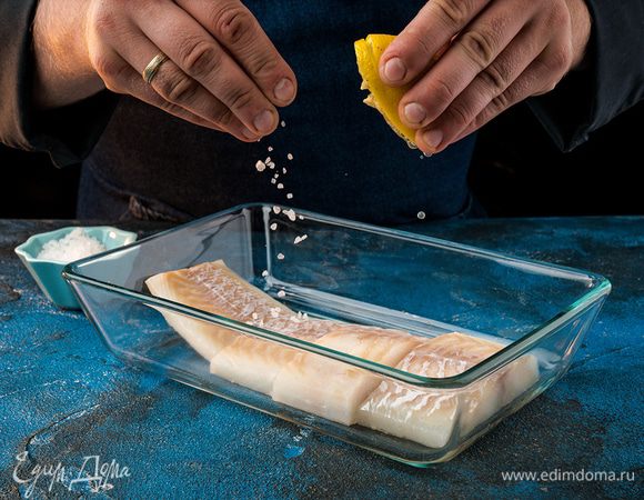 Филе нарезать на куски, посолить, поперчить и сбрызнуть соком лимона.