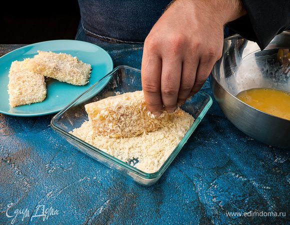 Яйцо взбить слегка вилкой, обмакнуть каждый кусок рыбы. Затем обвалять в сухарях.