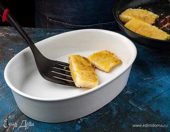 Разогреть в сковороде сливочное масло и обжарить рыбу с двух сторон, до румяной корочки. Переложить рыбу в форму для запекания.