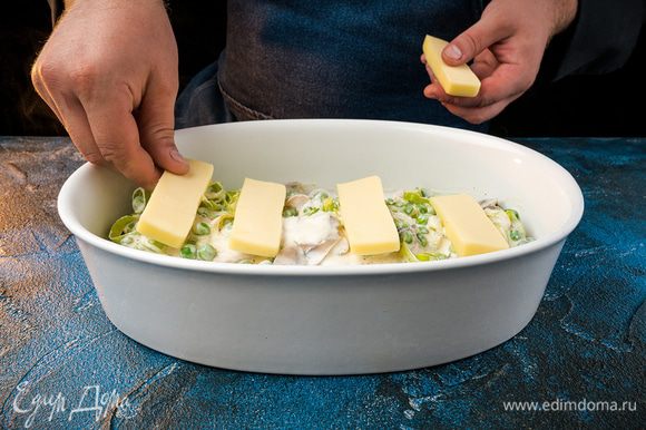 Выложить овощную смесь на рыбу. Сверху выложить кусочки моцареллы. Поставить в разогретую до 180°С духовку. Запекать минут 15 — 20 до зарумянивания сыра.