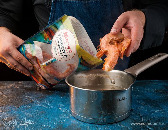 Креветки отварить и остудить, очистить от панцирей.