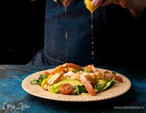 Все смешать, посолить и заправить лимонным соком с оливковым маслом.