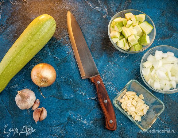Кабачки и лук нарезать небольшими кубиками, чеснок — пластинками. Помидоры черри вымыть, высушить.