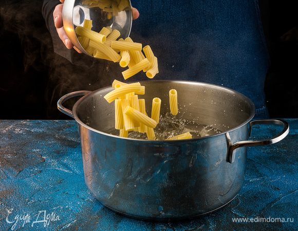 Пасту отварить. Воду слить. 