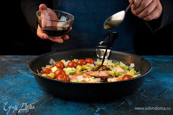 Влить в содержимое сковороды соевый соус, поперчить, прогреть 1 мин. На тарелку выложить пасту, сверху — соус со сковороды.