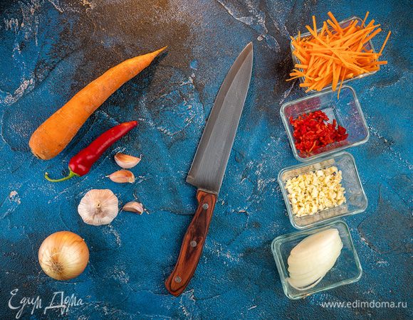 Лук нарезать полукольцами. Морковь нашинковать соломкой.
