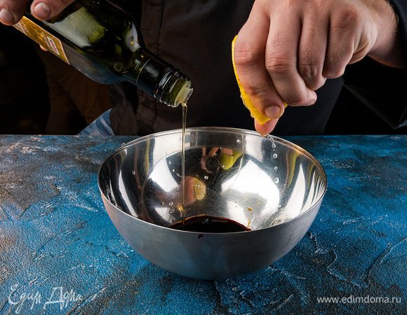 Приготовить заправку, смешав лимонный сок, соевый соус, сахар, кунжутное масло. Из чили удалить семена и мелко нарубить, добавить в заправку.