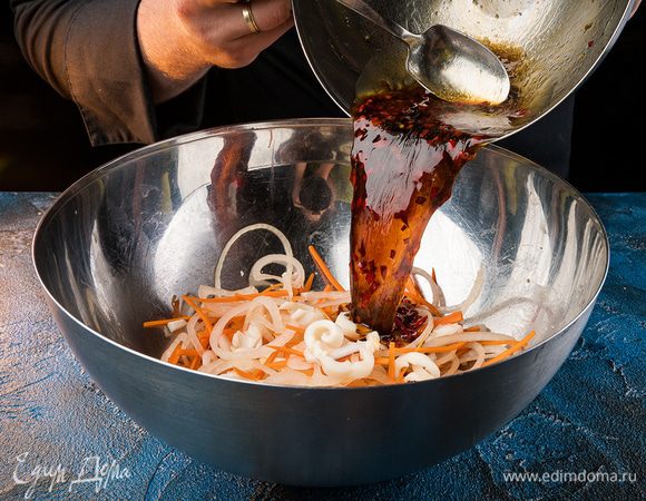 Соединить кальмар с овощами, добавить чеснок. Дать настояться 2 — 3 часа. Перед подачей посыпать кунжутными семечками.