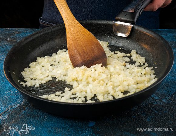 Растапливаем сливочное масло и обжариваем на медленном огне до мягкости мелко нарезанные лук и чеснок.