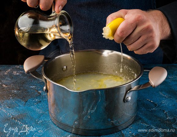 Вливаем к ним уваренный бульон из-под мидий, вино, лимонный сок. Всыпаем хлебные крошки, доводим до кипения.