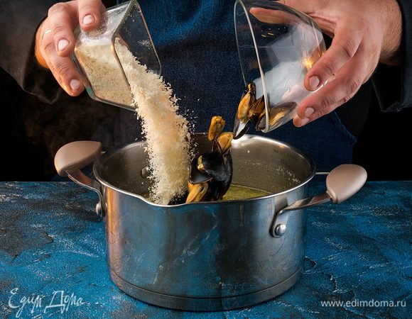 Добавляем мидии, чтобы они прогрелись. Добавляем сливки и петрушку. Все слегка прогреваем, не доводя до кипения.