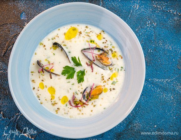 Раскладываем мидии по суповым тарелкам, заливаем бульоном. Угощайтесь!