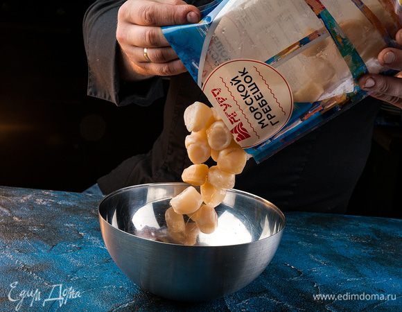 Гребешки тщательно промыть. Нарезать на четвертинки, если гребешок крупный, а если мелкий, то на половинки, залить рисовым уксусом.