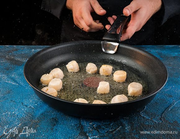 Гребешки промыть холодной водой, слегка отжать, добавить сахар, посолить, поперчить и обжарить на растительном масле.