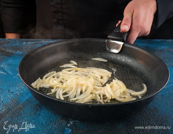 Положить все нарезанные овощи, кроме лука. Растительное масло максимально нагреть, лук пассеровать буквально 1 мин.