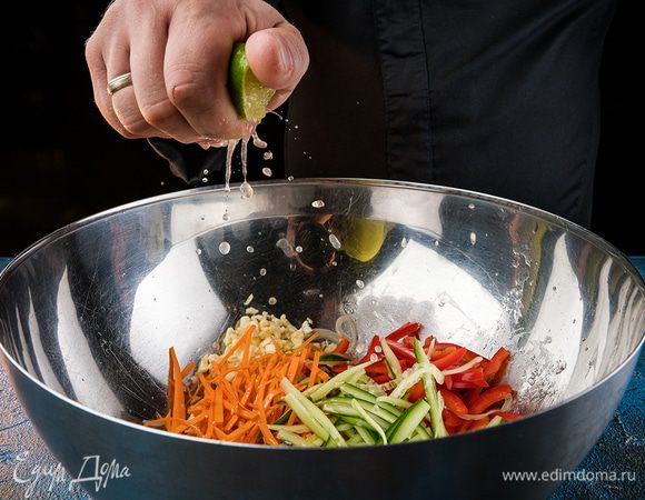 Все ингредиенты тщательно перемешать, попробовать, если не хватает кислинки, добавить лайм.