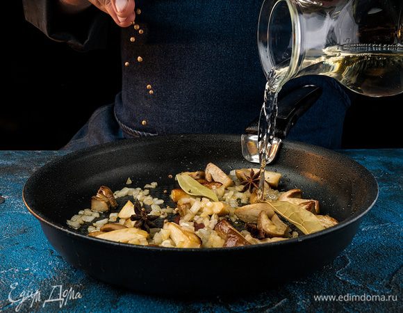 Тем временем приготовить соус. Грибы обжарить на растительном масле 5 минут. Добавить мелко нарезанный лук, специи, веточки укропа, вино. Тушить 10 минут, вино выпарится наполовину.
