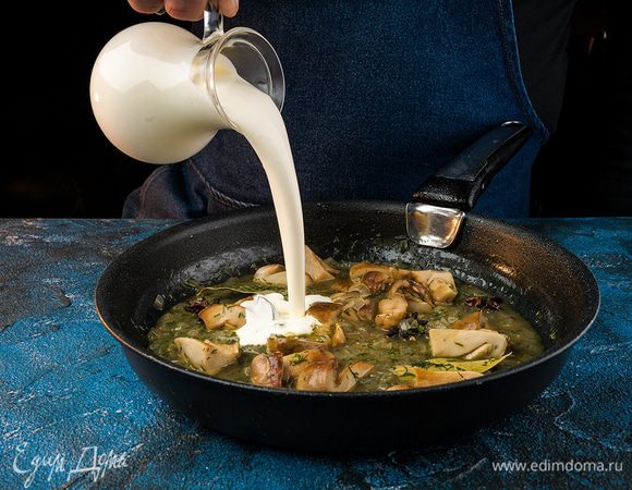 Добавить сливки и тушить еще 2 — 3 минуты.